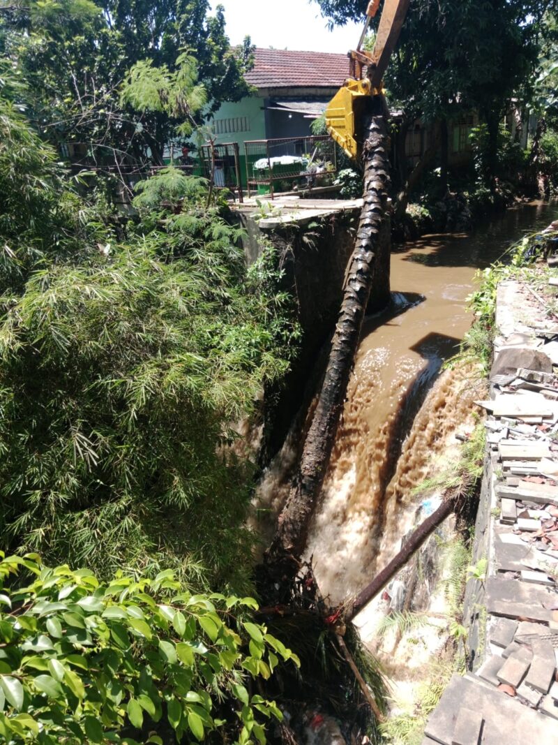 Karya Bakti Bersihkan Penyumbatan Kali Baru di Cibinong, Warga dan TNI Turun Tangan Cegah Banjir