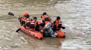 Tim SAR saat melakukan pencarian di wilayah sungai Kabupaten Pringsewu