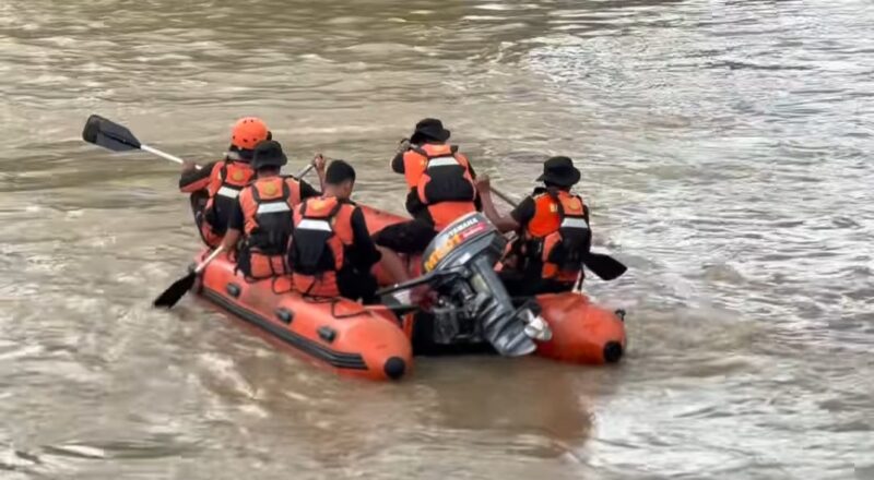 Tim SAR saat melakukan pencarian di wilayah sungai Kabupaten Pringsewu