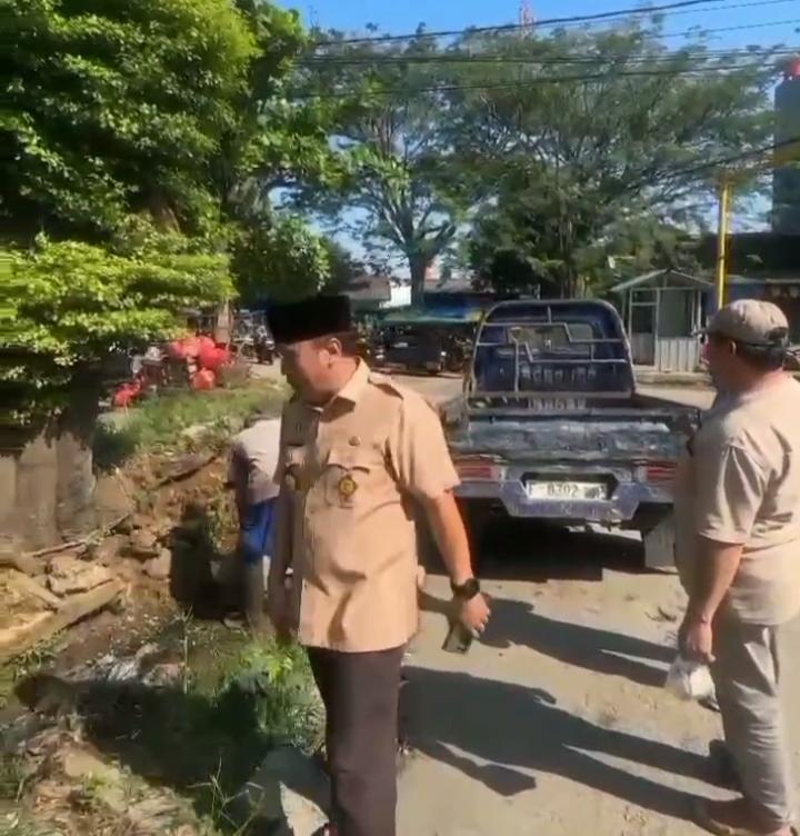 Atasi Drainase Mampet, Kades Klapanunggal Turun Langsung Ajak Warga Jaga Kebersihan Lingkungan