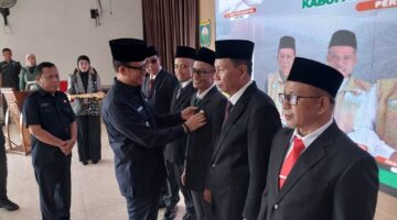 Lantik Ketua dan wakil Ketua Baznas OKU, Teddy: Langsung Kerja Jangan Banyak Retorika     BATURAJA – Bupati Ogan Komering Ulu