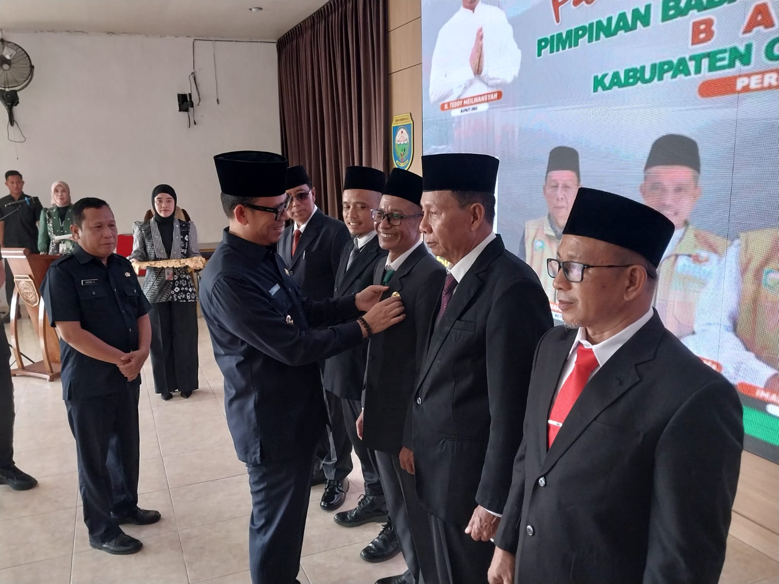 Lantik Ketua dan wakil Ketua Baznas OKU, Teddy: Langsung Kerja Jangan Banyak Retorika BATURAJA – Bupati Ogan Komering Ulu