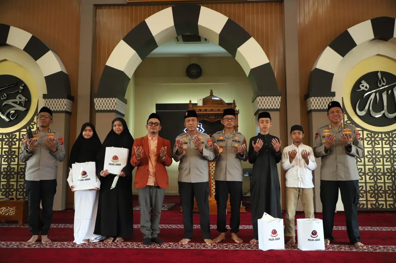 POLDA JABAR GELAR DOA BERSAMA DAN DZIKIR ISTIGHOSAH JELANG MAY DAY