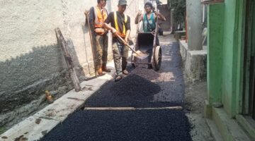 Pemdes Klapanunggal Tancap Gas Bangun Infrastruktur, Kades Gonon Turun Langsung Kawal Pengaspalan Jalan Warga
