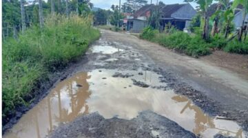 Jalan Lintas Batu Bedil Rusak Parah, Masyarakat Desak Bupati dan DPRD Segera Perbaiki