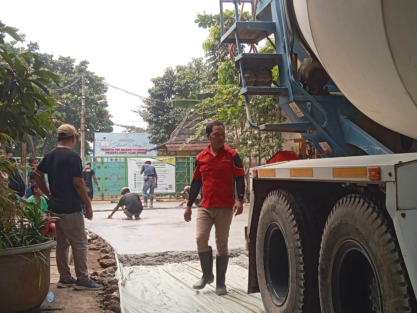 Pembangunan Betonisasi Jalan Lingkungan di Bojongnangka Mulai Dikerjakan, Kades H. Amir Tegaskan Komitmen Dana Desa untuk Kepentingan Warga