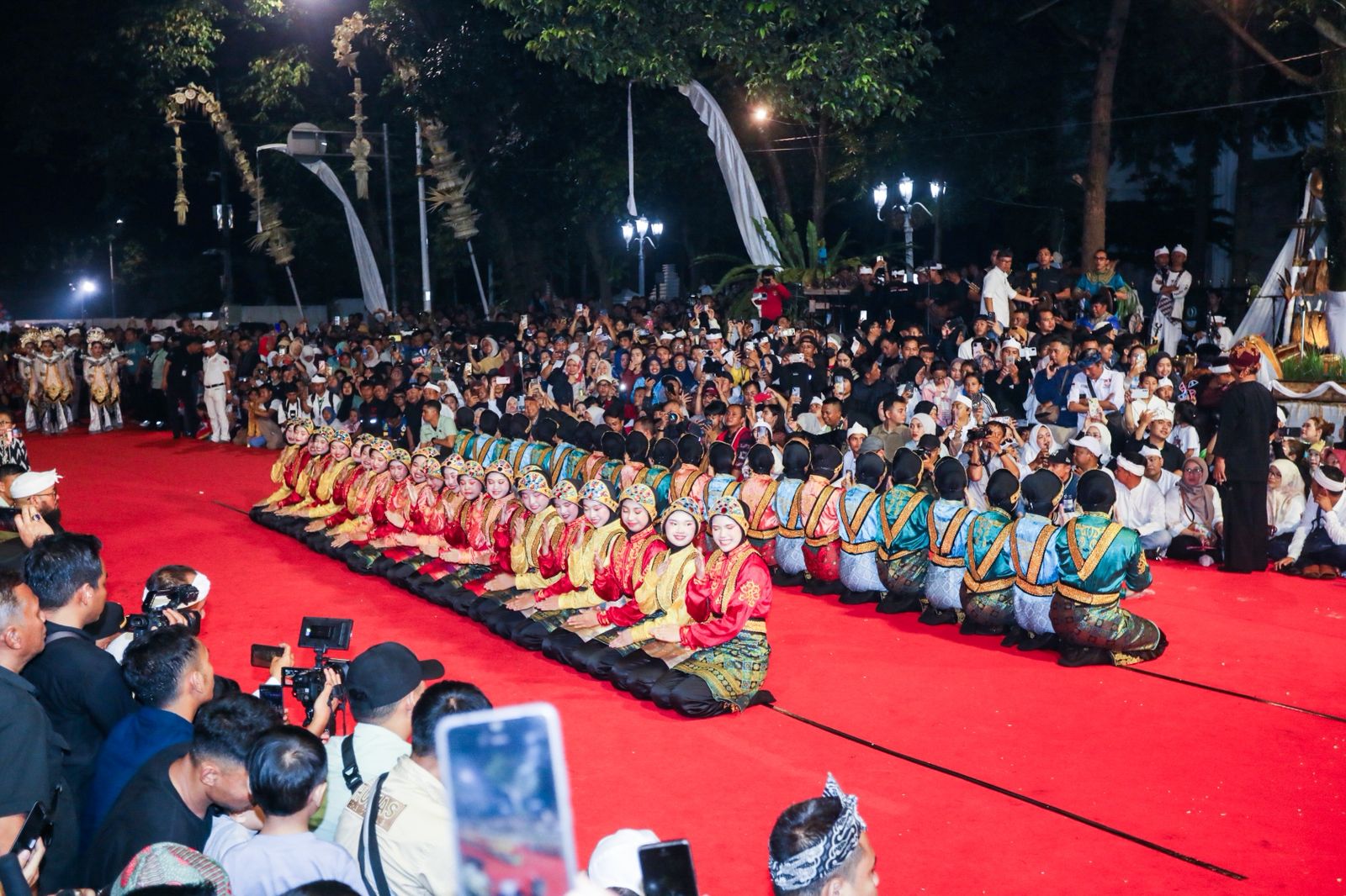 Ribuan Warga Padati Bandung, Kirab Milangkala Tatar Sunda Jadi Panggung Budaya Terbuka