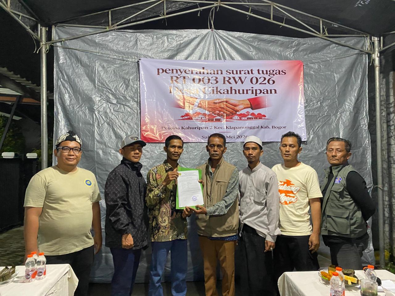 Pemdes Cikahuripan Serahkan Surat Tugas RT 003 RW 026