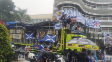 Bobotoh Bawa Balita Ikut Rayakan Juara PERSIB, Jl. Asia Afrika Jadi Panggung Euforia