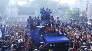 Pawai Juara Panca Takhta Persib 2026 Pecahkan Antusiasme Bobotoh, Lautan Biru Padati Kota Bandung