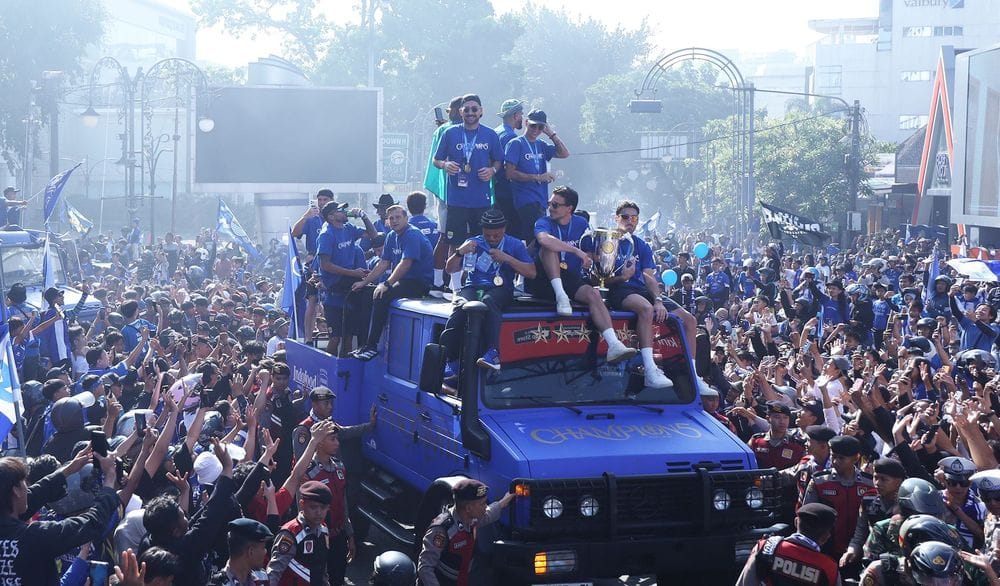 Pawai Juara Panca Takhta Persib 2026 Pecahkan Antusiasme Bobotoh, Lautan Biru Padati Kota Bandung