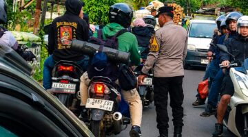 Kapolsek Sukamakmur Turun Langsung Urai Kemacetan Wisata, Aksi Humanis Iptu Dedi Priono Tuai Apresiasi Masyarakat