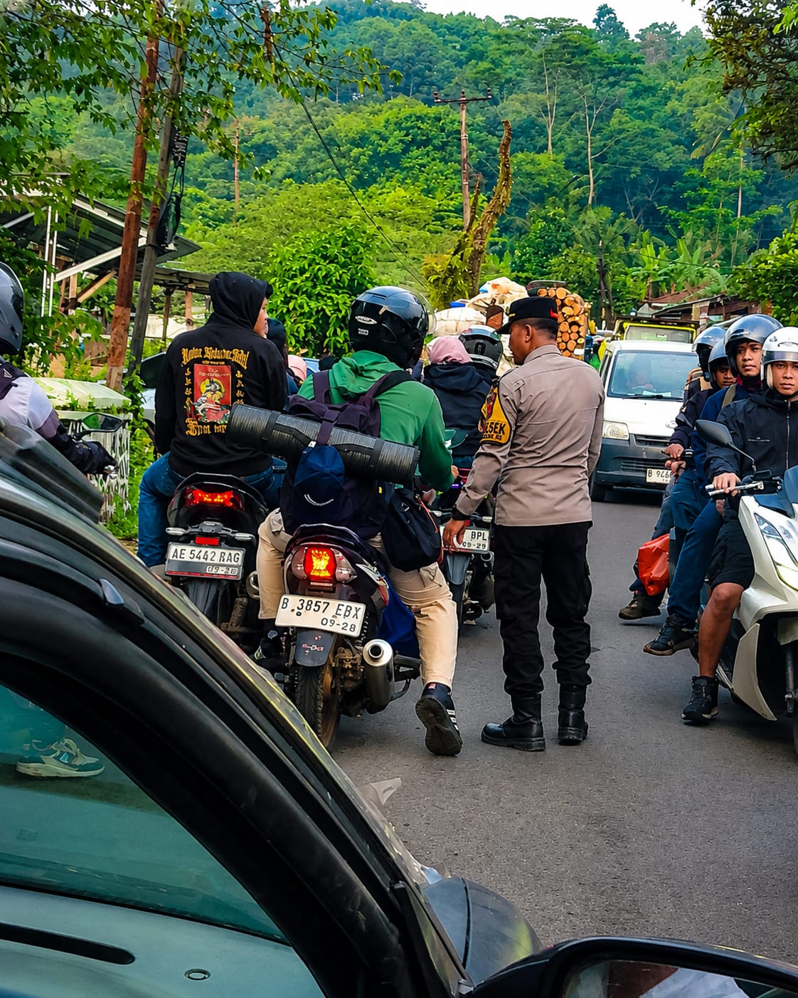 Kapolsek Sukamakmur Turun Langsung Urai Kemacetan Wisata, Aksi Humanis Iptu Dedi Priono Tuai Apresiasi Masyarakat