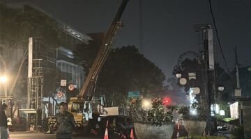 Satpol PP Bandung Tertibkan Reklame Videotron Melintang di Jalan Riau, Penataan Wajah Kota Terus Diperkuat