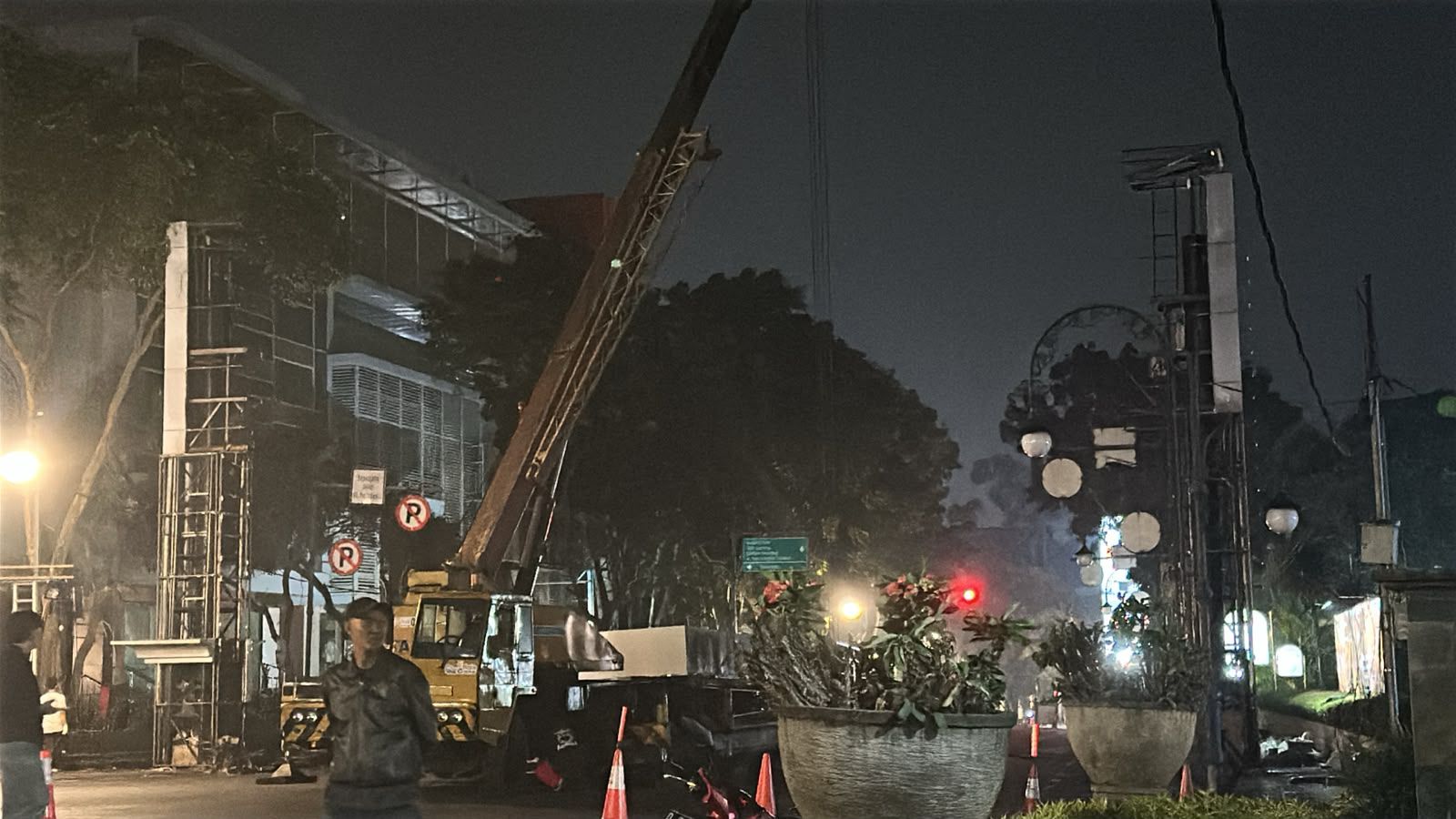 Satpol PP Bandung Tertibkan Reklame Videotron Melintang di Jalan Riau, Penataan Wajah Kota Terus Diperkuat