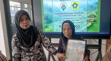 Bantuan Tak Boleh Salah Sasaran, Pemdes Gunungsari Salurkan BLT DD Triwulan II Untuk 38 KPM
