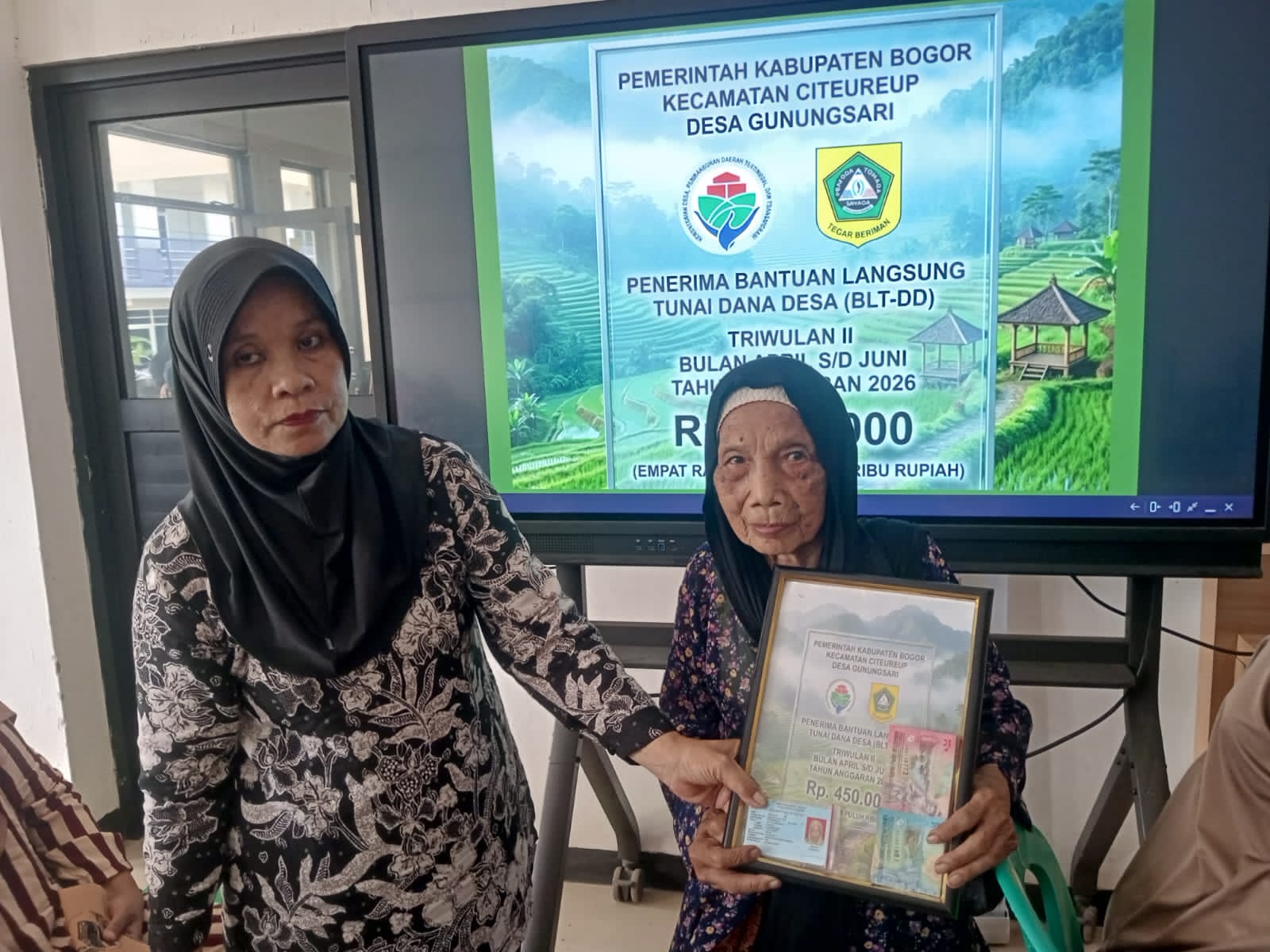 Bantuan Tak Boleh Salah Sasaran, Pemdes Gunungsari Salurkan BLT DD Triwulan II Untuk 38 KPM