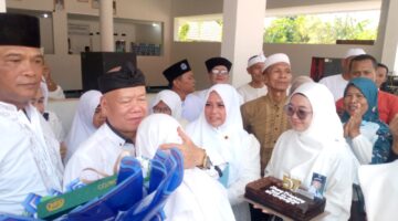Milad Kades Cipeucang Jadi Momentum Berbagi, Puluhan Lansia Tersenyum Terima Sembako di Tengah Pengajian Majelis Taklim