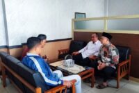Caption : H. Ishak Parid didampingi Nurdin Koswara menerima perwakilan KKMP Kota Tasikmalaya di sekretariat fraksi PKS, Senin (20/7). Foto; Deni Rohadi.