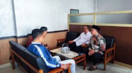 Caption : H. Ishak Parid didampingi Nurdin Koswara menerima perwakilan KKMP Kota Tasikmalaya di sekretariat fraksi PKS, Senin (20/7). Foto; Deni Rohadi.