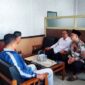 Caption : H. Ishak Parid didampingi Nurdin Koswara menerima perwakilan KKMP Kota Tasikmalaya di sekretariat fraksi PKS, Senin (20/7). Foto; Deni Rohadi.