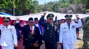 BENDERA MERAH PUTIH MEMBENTANG 300 METER DI PANTAI KARANGHAWU, BUPATI” WUJUD SYUKUR MASYARAKAT ATAS KEMERDEKAAN” 