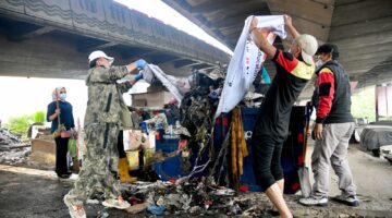Kolong Jembatan Pasopati Harus Bersih, Sekda Herman Dorong Penanganan Sampah dari Hulu