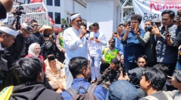 Jalan Badami-Loji Karawang Rusak Dilintasi Truk Semen, KDM Beri Dua Opsi Tegas ke PT Jui Shin