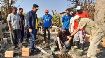 H. Juharman Memberi Bantuan Ke Warga Kampung Meranjat Korban Kebaran   