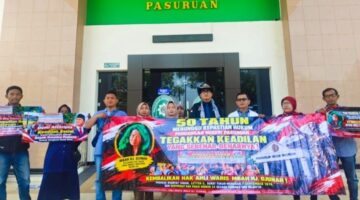 MEDIASI BELUM HASILKAN KESEPAKATAN, AHLI WARIS SAMPAIKAN ASPIRASI DI DEPAN PENGADILAN NEGERI KOTA PASURUAN