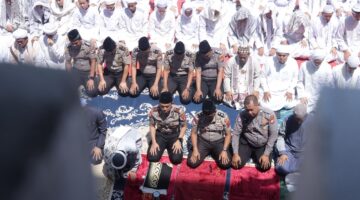 Puluhan Personil Polres Pasuruan Bersama Ribuan Santri PP Dalwa Melaksanakan Sholat Istisqa’ Dan Do’a Bersama Berharap Bencana Karhutla lekas Berlalu
